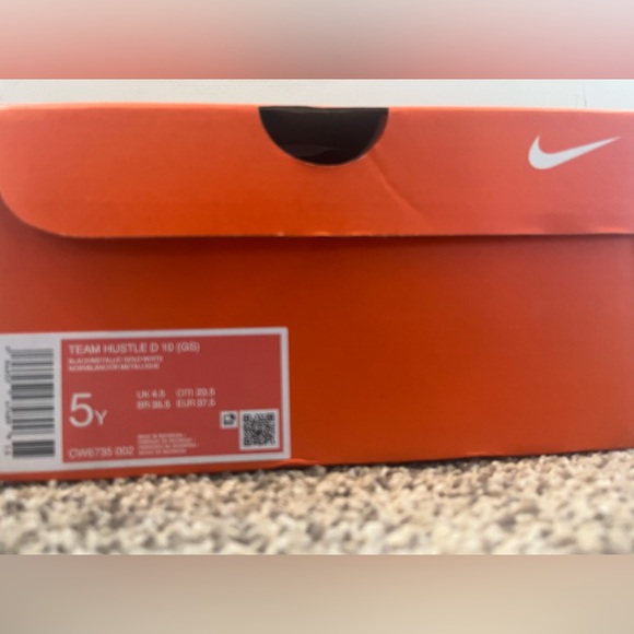Nike Boy (5y) Team Hustle Athletic Shoe NIB - Picture 3 of 7